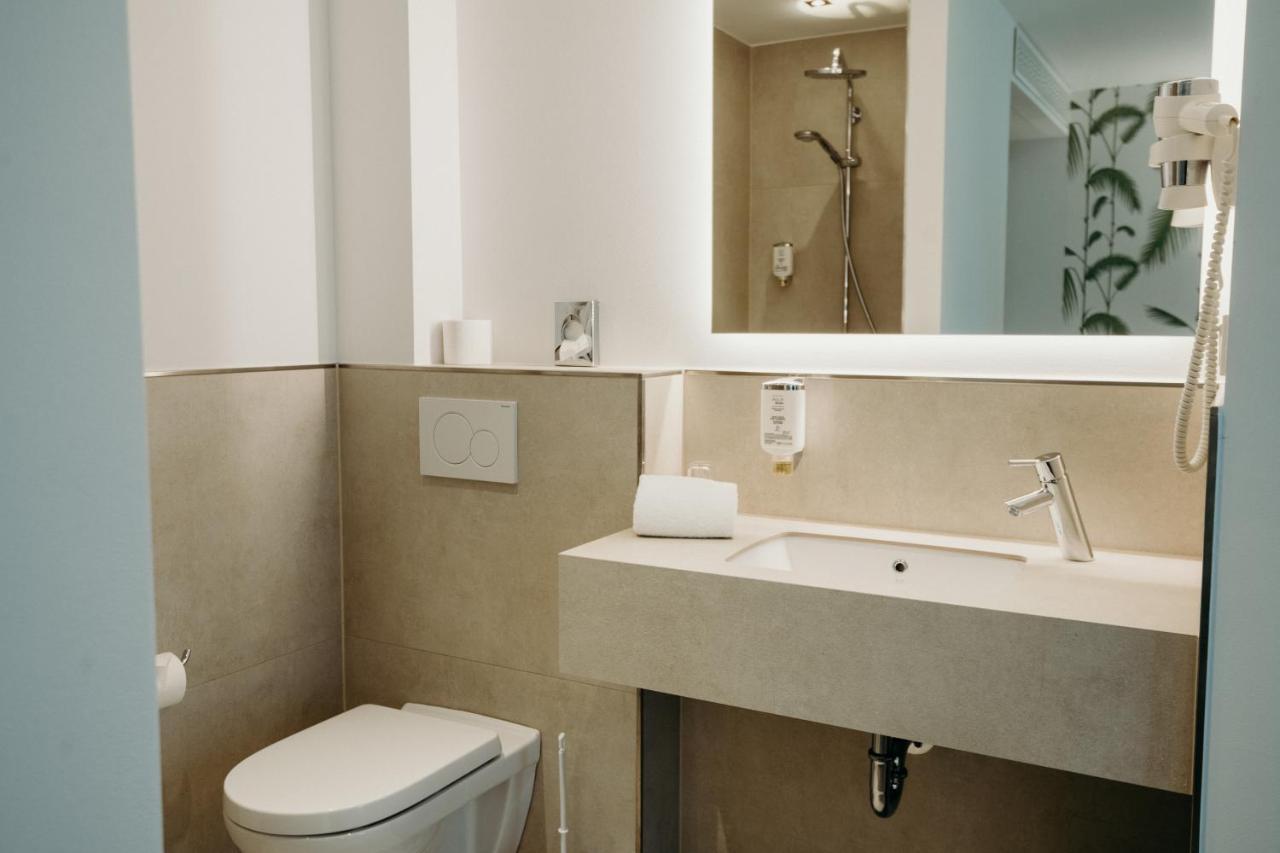 Hotel Crystal Saarbrucken Bagian luar foto