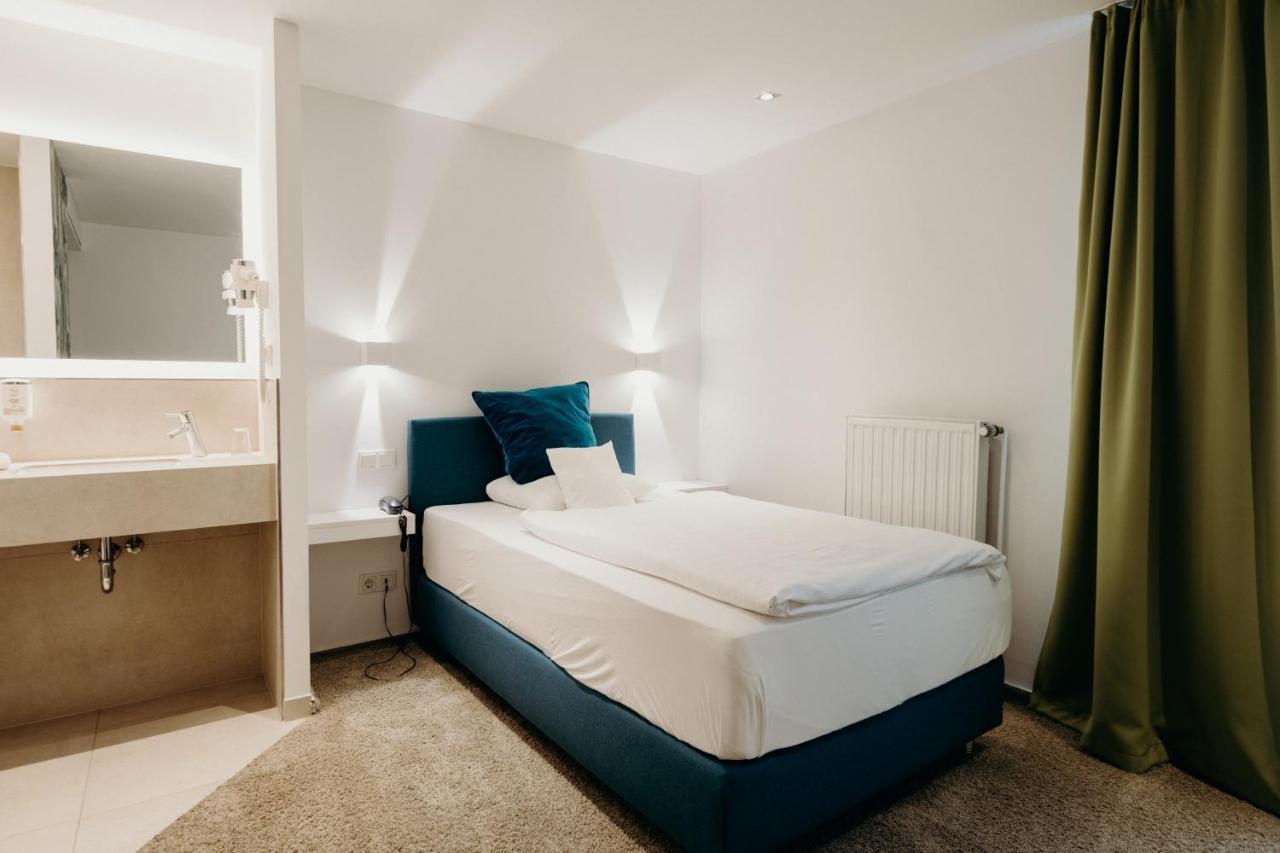 Hotel Crystal Saarbrucken Bagian luar foto