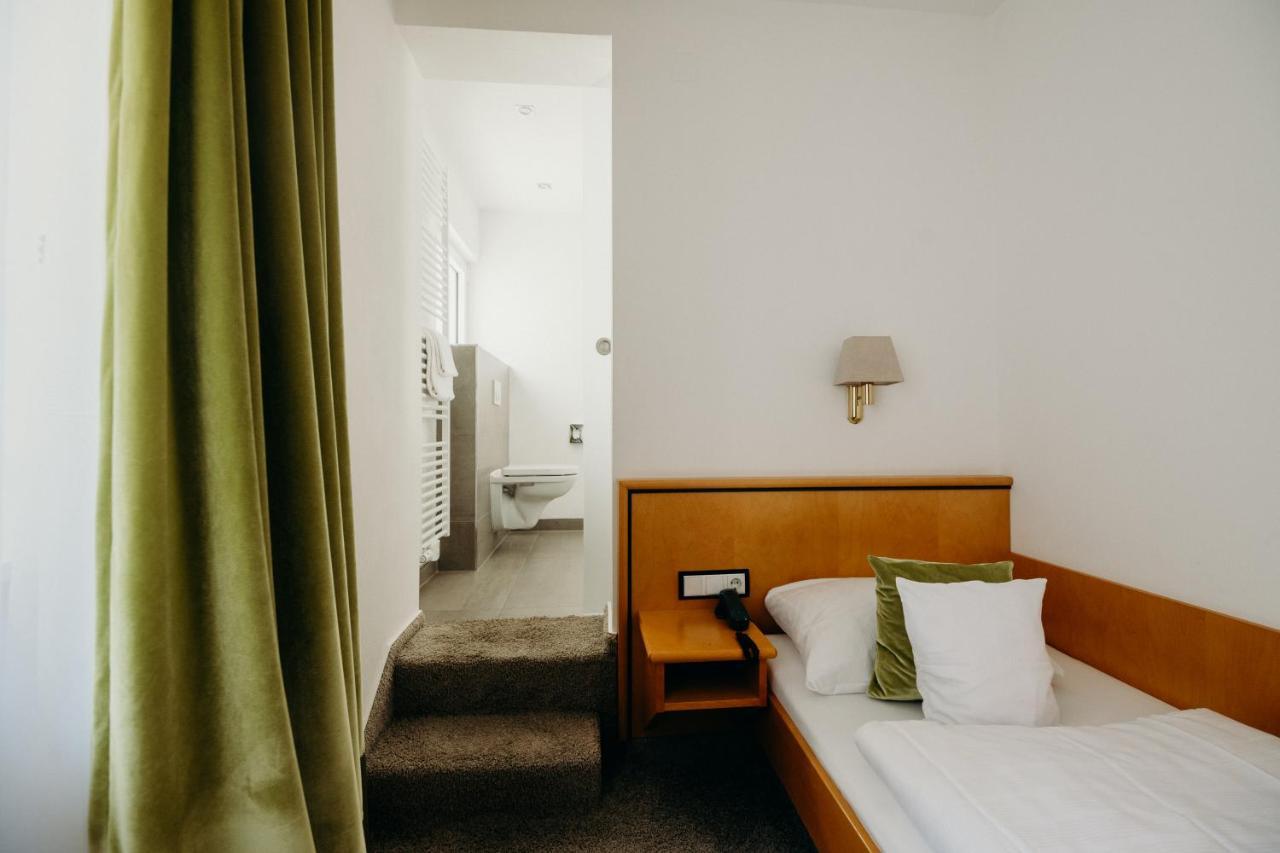 Hotel Crystal Saarbrucken Bagian luar foto