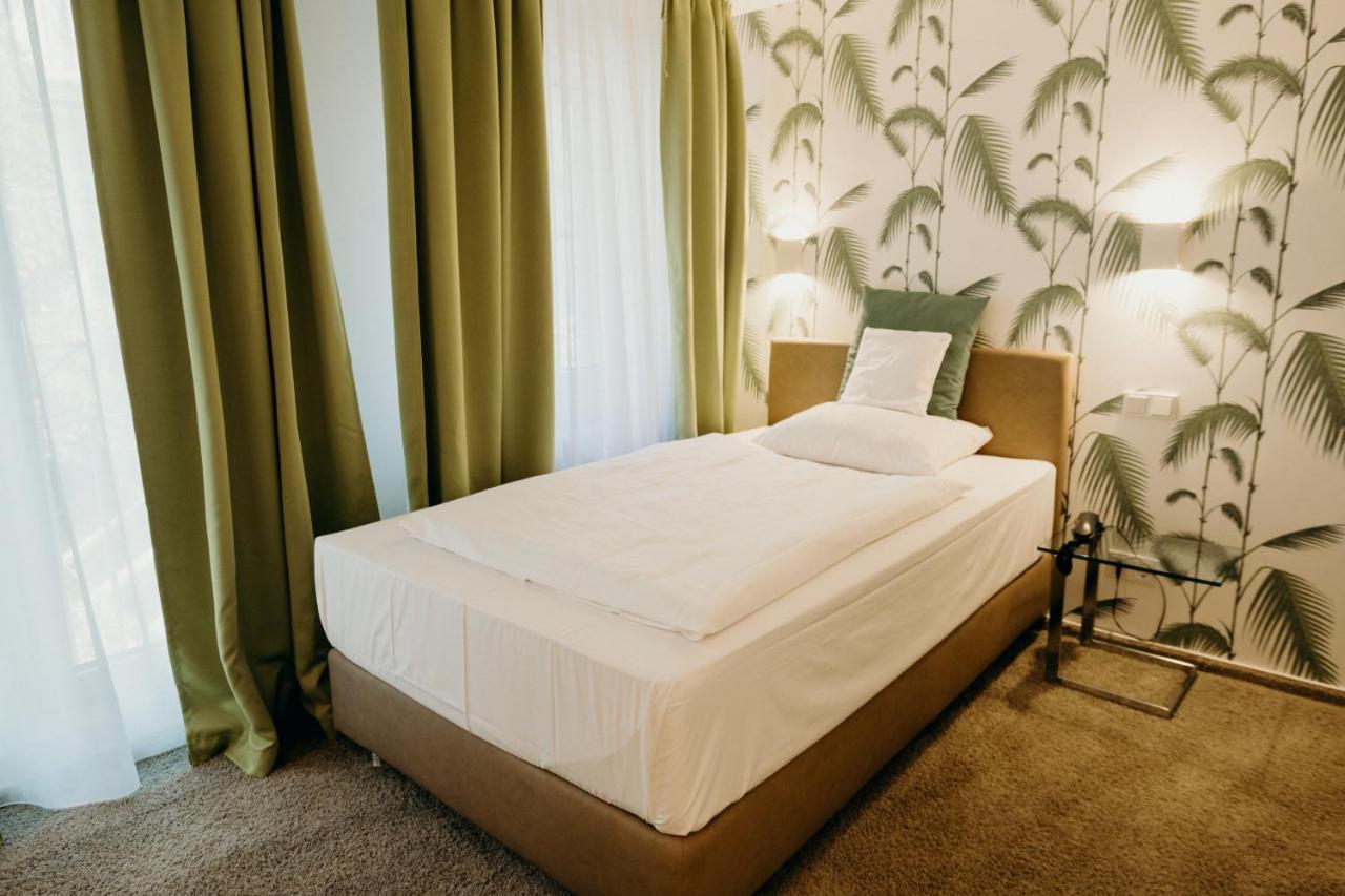 Hotel Crystal Saarbrucken Bagian luar foto