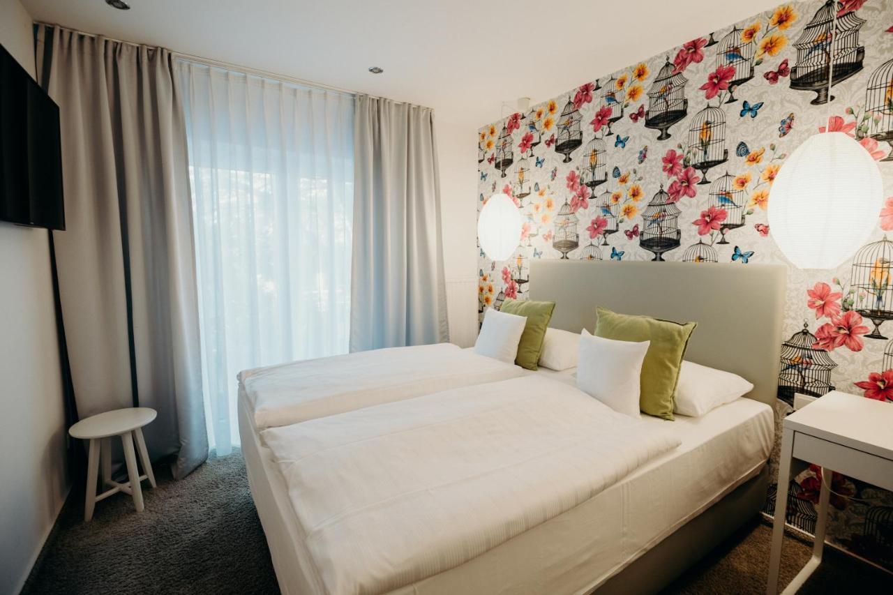 Hotel Crystal Saarbrucken Bagian luar foto
