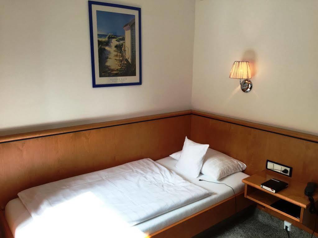 Hotel Crystal Saarbrucken Bagian luar foto